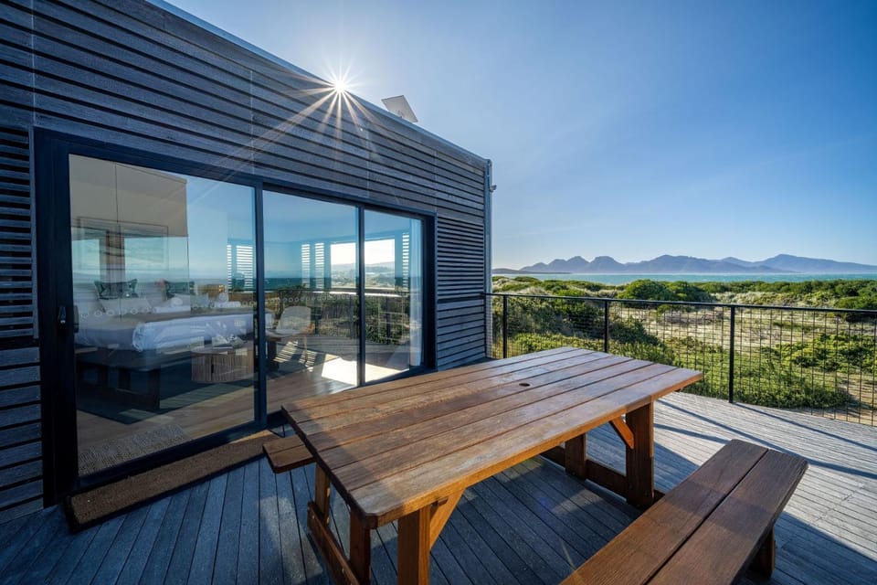 Bed, View (from property/room), View (from property/room), Balcony/Terrace, Balcony/Terrace, Seating area, Bedroom, Sea view, Sea view