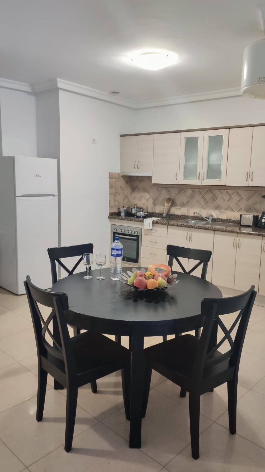 Kitchen or kitchenette, Dining area