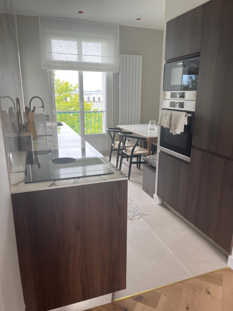 Kitchen or kitchenette, Dining area