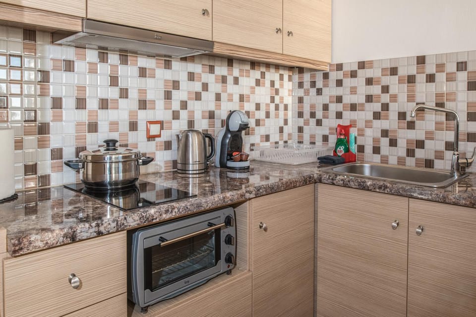 Coffee/tea facilities, Kitchen or kitchenette, stove