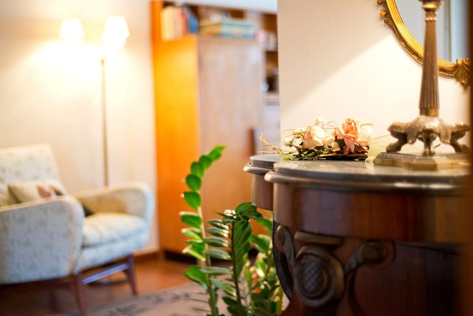 Coffee/tea facilities, Living room, Decorative detail, Decorative detail
