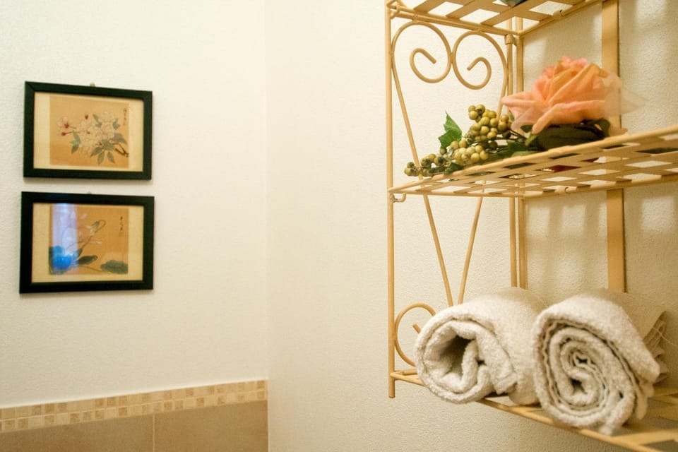 Bathroom, Decorative detail