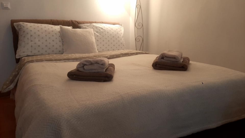 Bed, Bedroom, towels