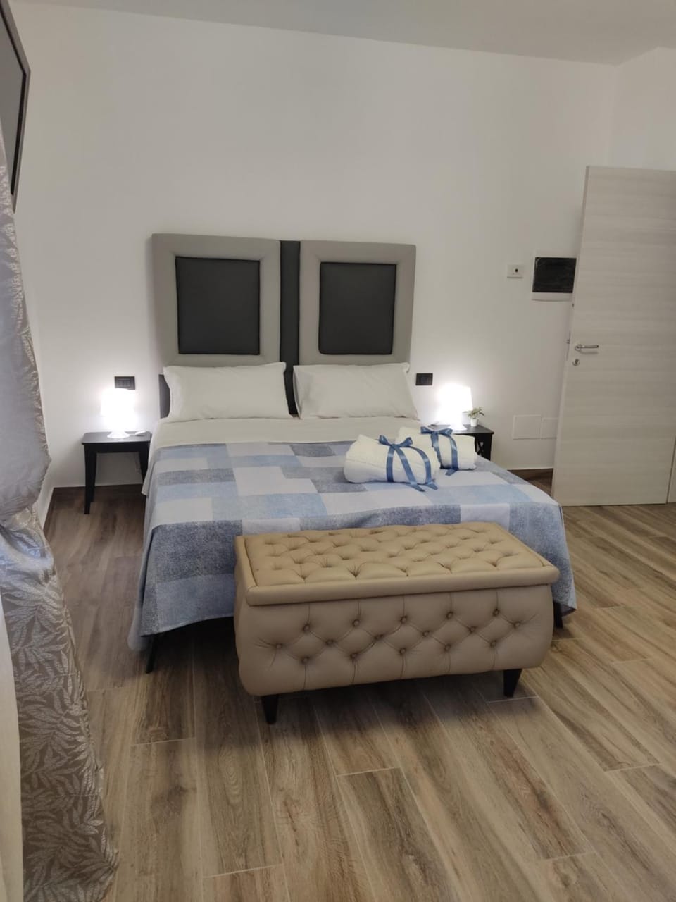 Bed, Bedroom, towels