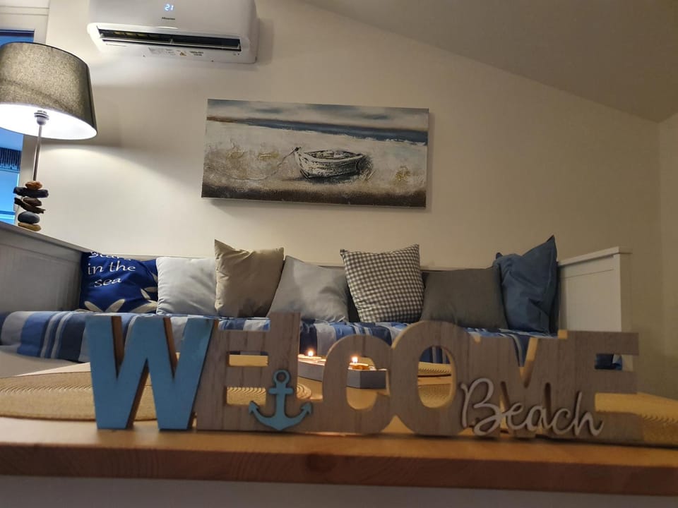 Bed, Living room, Seating area, Bedroom, air conditioner, air conditioner