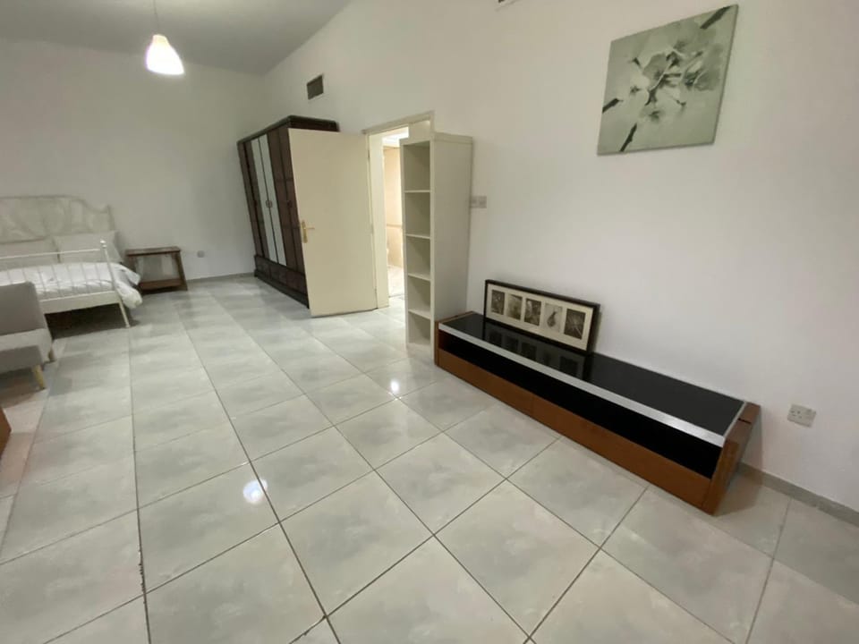 Comfortable Private Rooms in Compound Housing Bed and Breakfast in Dubai