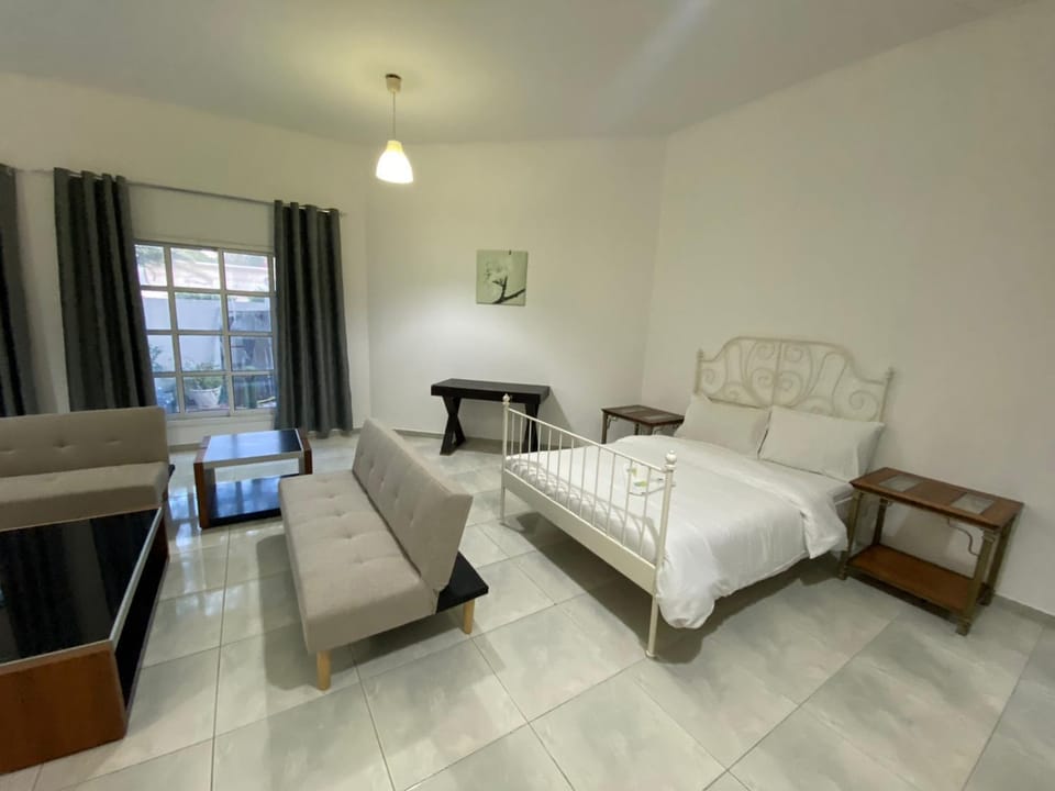 Comfortable Private Rooms in Compound Housing Bed and Breakfast in Dubai