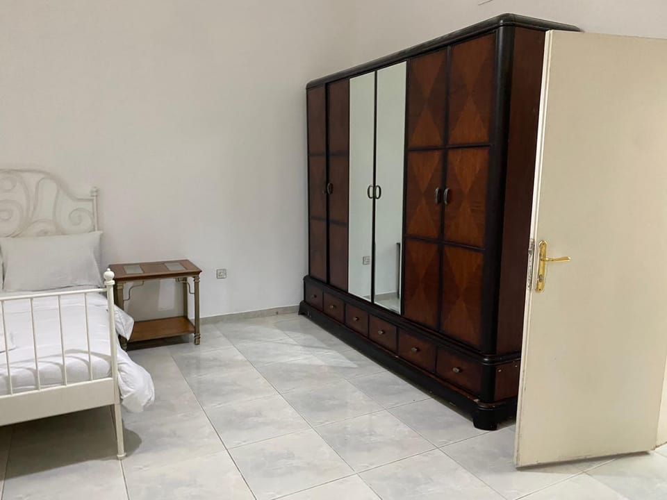 Comfortable Private Rooms in Compound Housing Bed and Breakfast in Dubai