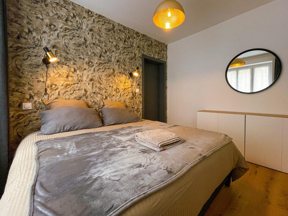 Bed, Photo of the whole room, Bedroom