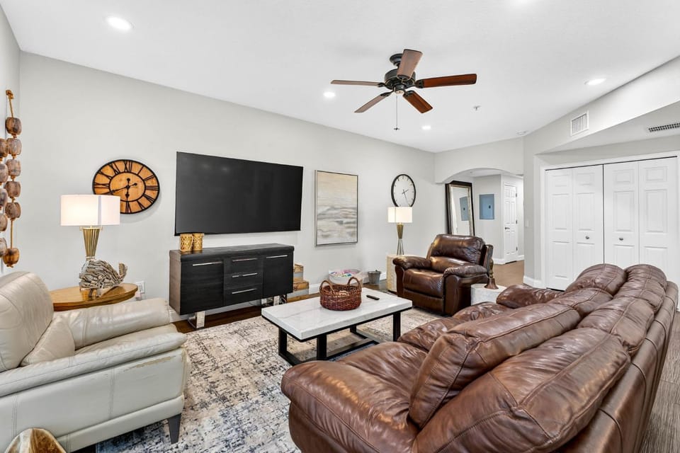 Treasure Trove Waterfront Pearl House in Treasure Island