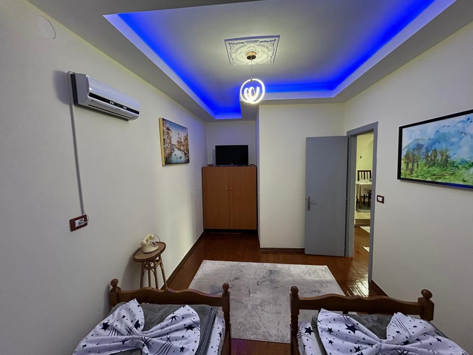 Bed, TV and multimedia, Photo of the whole room, air conditioner