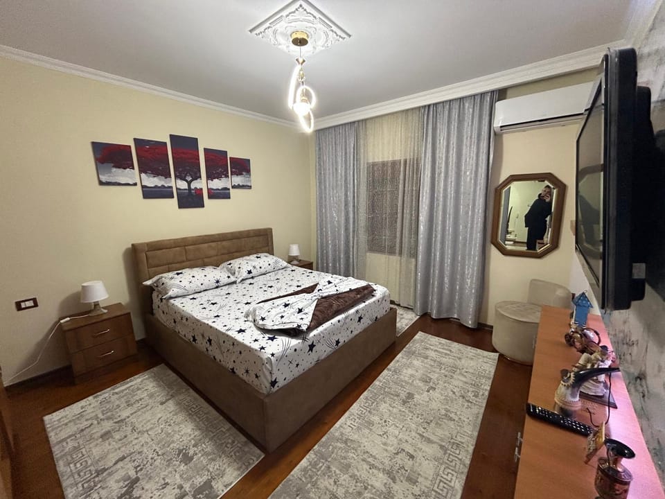 Bed, TV and multimedia, Photo of the whole room, Bedroom