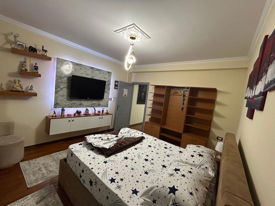 Bed, TV and multimedia, Photo of the whole room, Bedroom, wardrobe