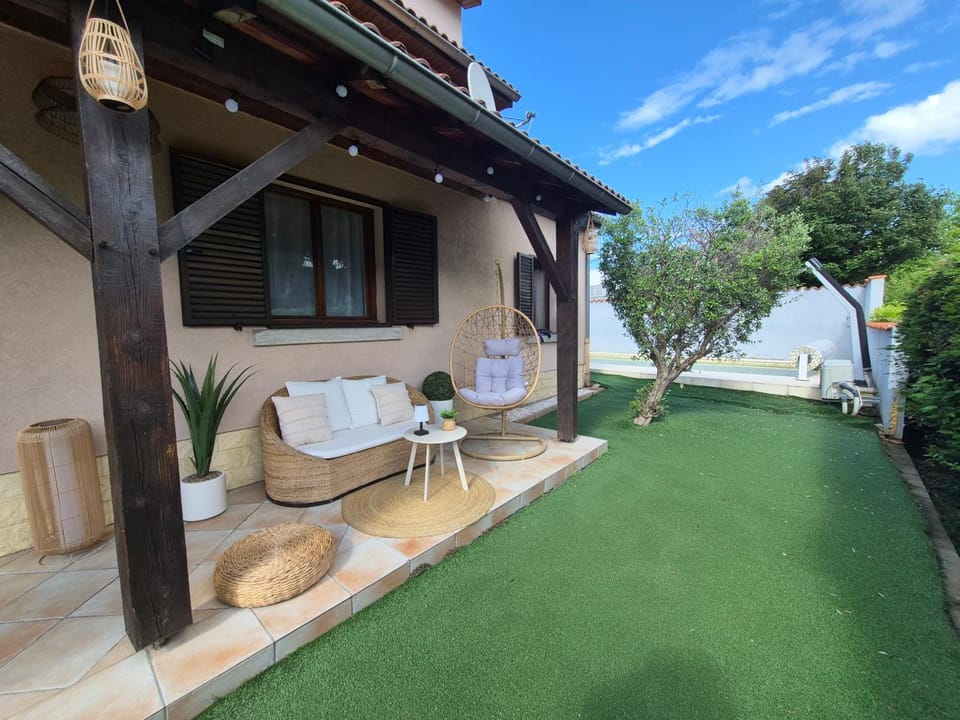 Maison individuelle avec sa piscine et son jacuzzi privés Villa in Clermont-Ferrand