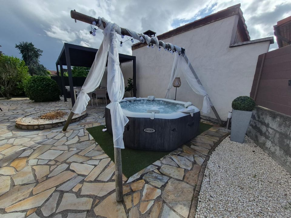Maison individuelle avec sa piscine et son jacuzzi privés Villa in Clermont-Ferrand