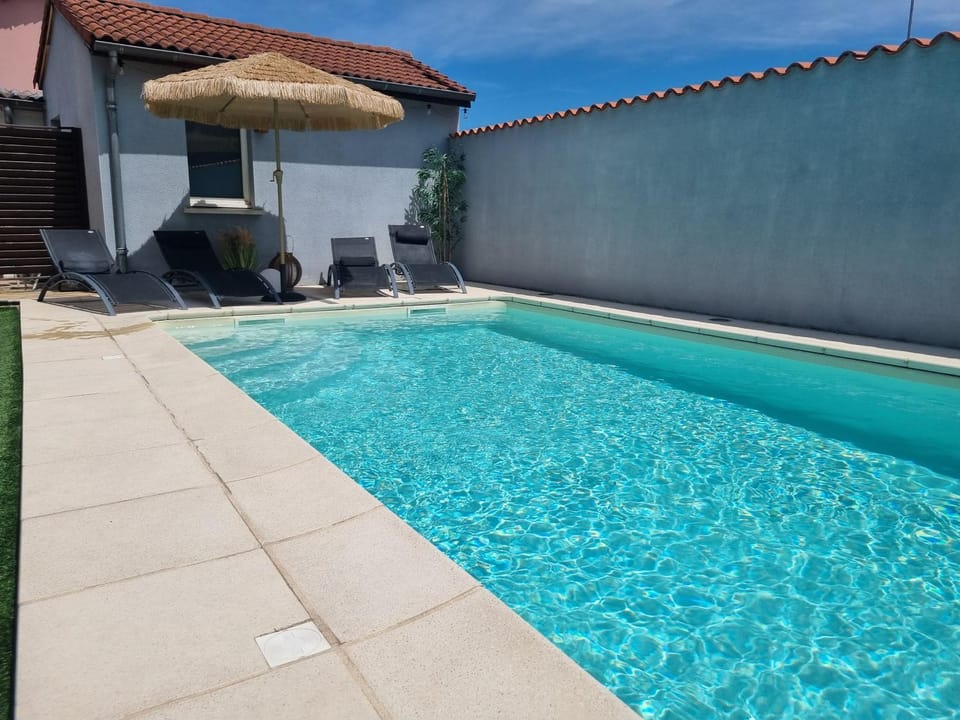 Maison individuelle avec sa piscine et son jacuzzi privés Villa in Clermont-Ferrand