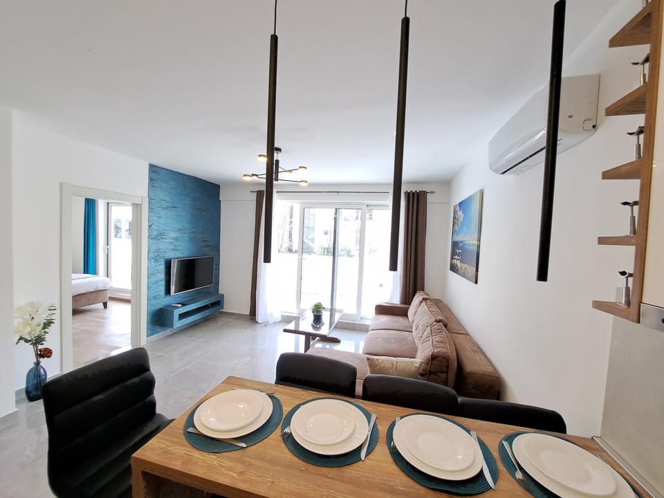 TV and multimedia, Living room, Seating area, Dining area