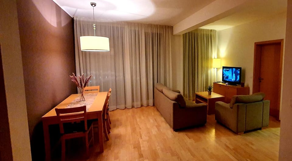 TV and multimedia, Living room, Seating area, Dining area