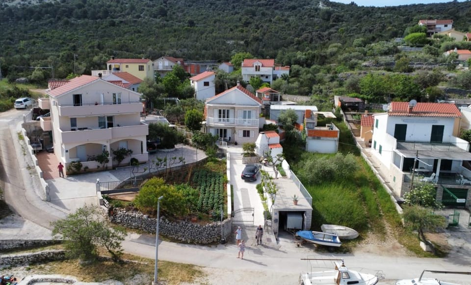 Property building, Neighbourhood, Natural landscape, Bird's eye view, Mountain view, Street view, Location, Parking