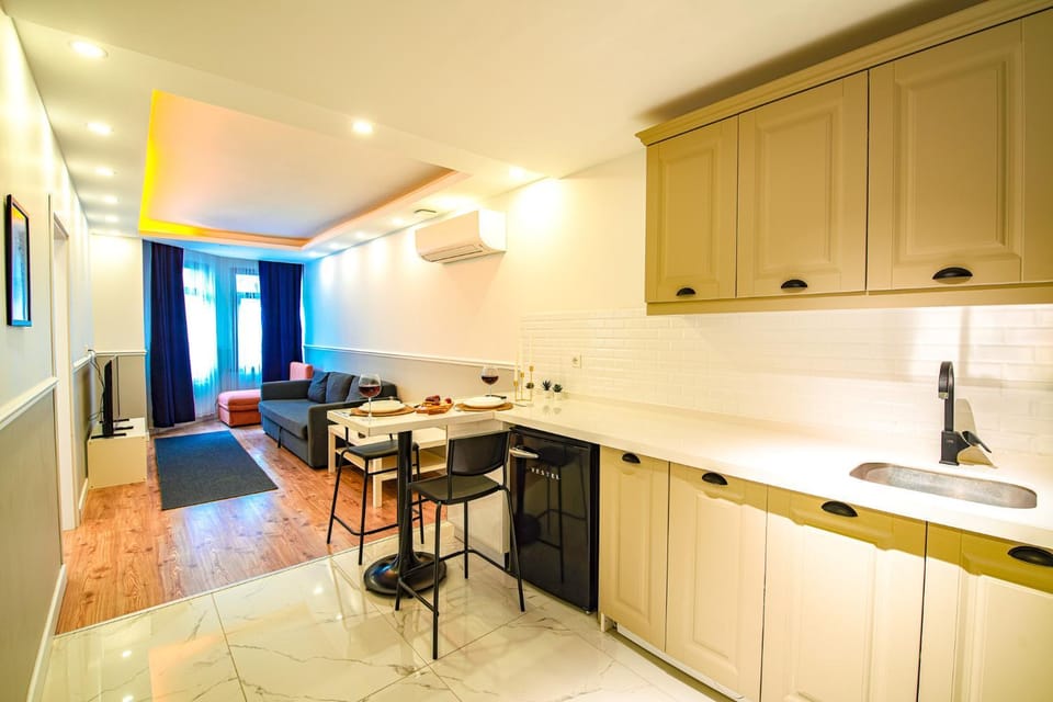 Kitchen or kitchenette, Living room, Seating area, minibar
