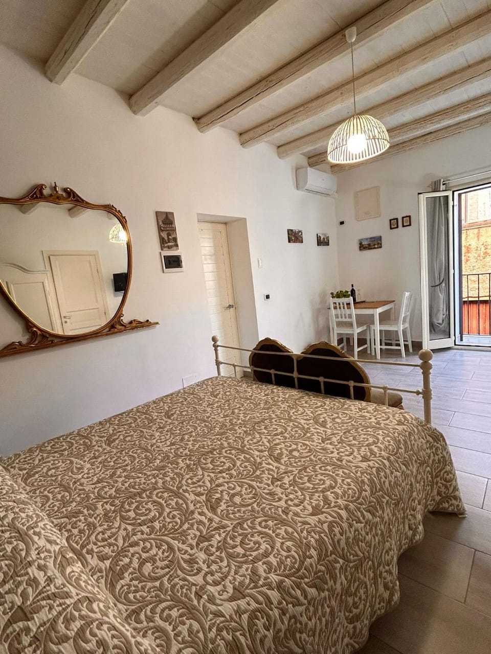 Bed, Seating area