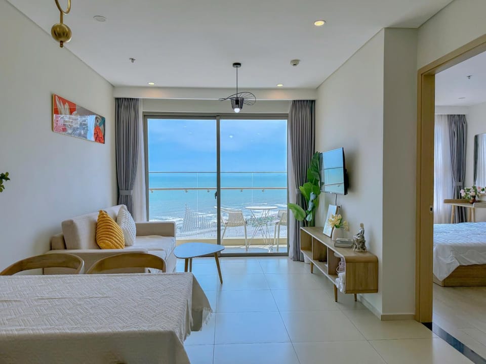 Bed, Natural landscape, TV and multimedia, View (from property/room), Balcony/Terrace, Living room, Photo of the whole room, Seating area, Bedroom, Sea view