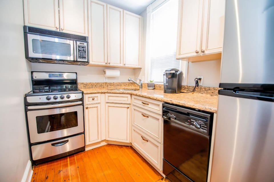Downtown Annapolis King George 1st Floor Hideaway Apartment in Annapolis
