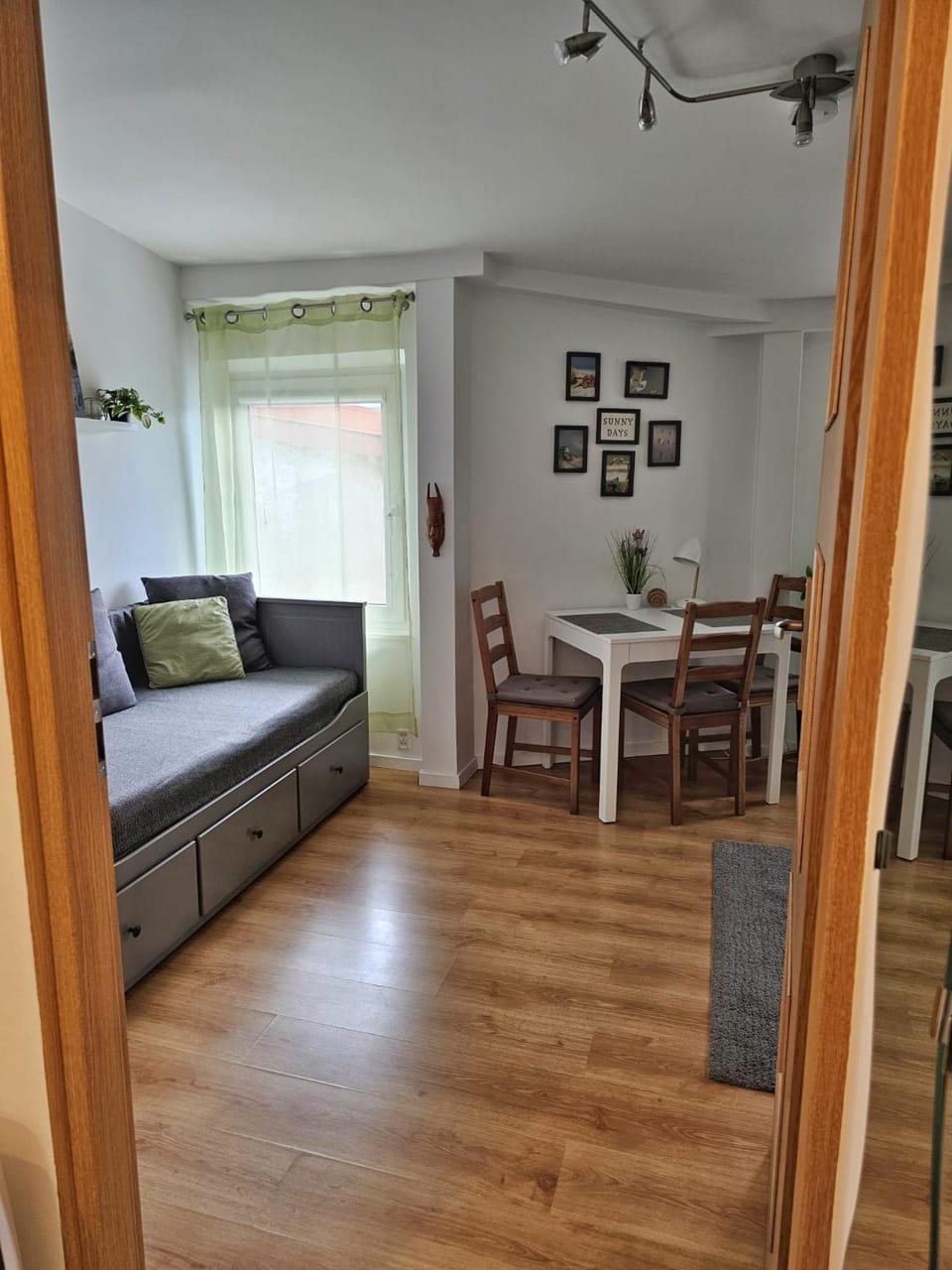 Bed, Living room, Photo of the whole room, Seating area, Dining area
