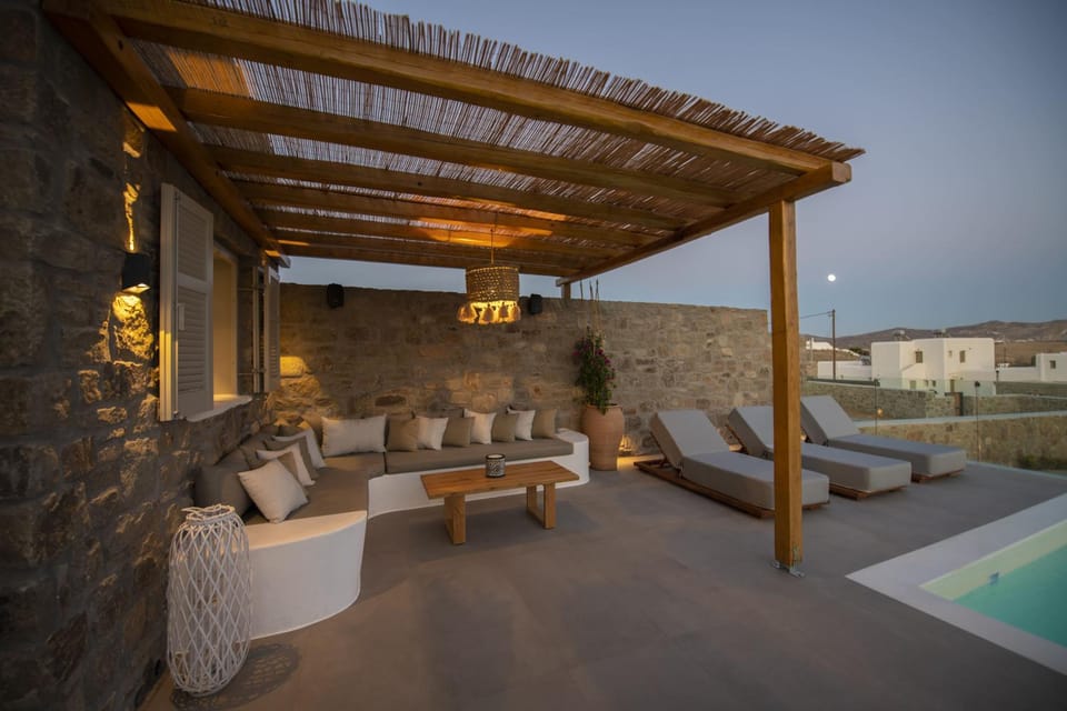 Balcony/Terrace, Seating area, Pool view