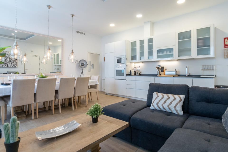 Kitchen or kitchenette, Living room, Lounge or bar, Seating area, Dining area, Communal kitchen