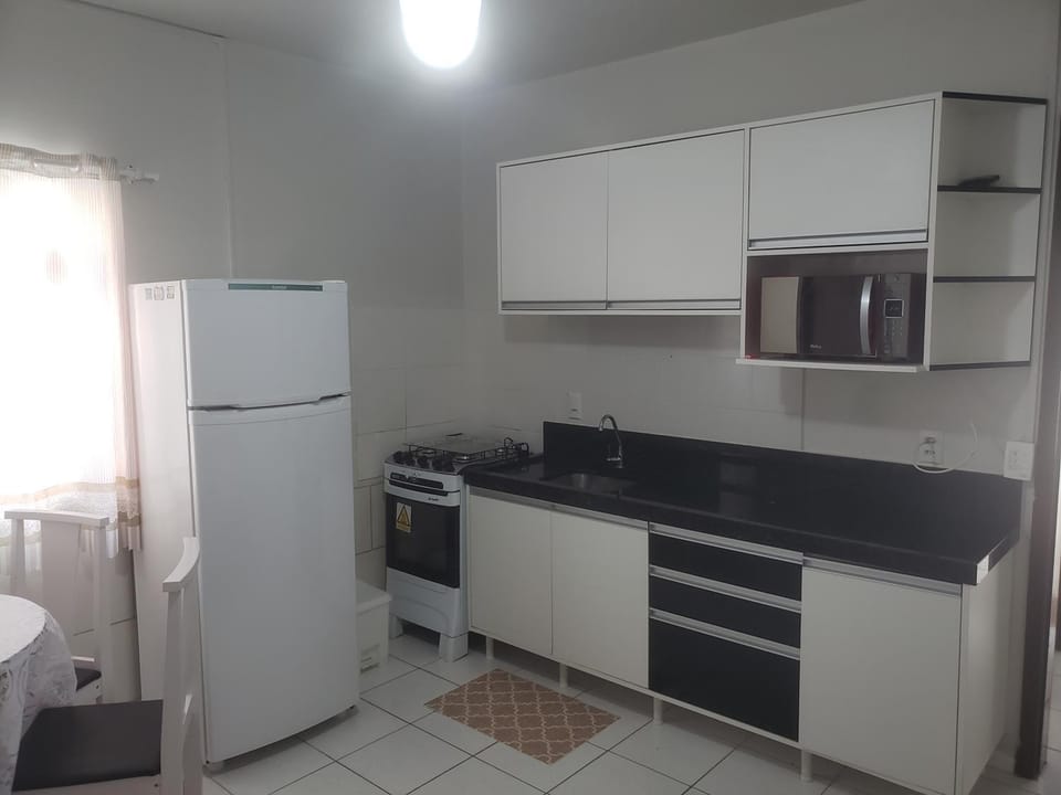 Apto 1 quarto, Centro de Bombinhas, 130 metros da praia. Apartment in Bombinhas