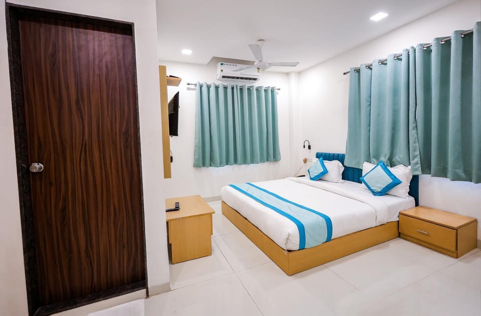 Bed, TV and multimedia, Photo of the whole room, Bedroom, fireplace, air conditioner