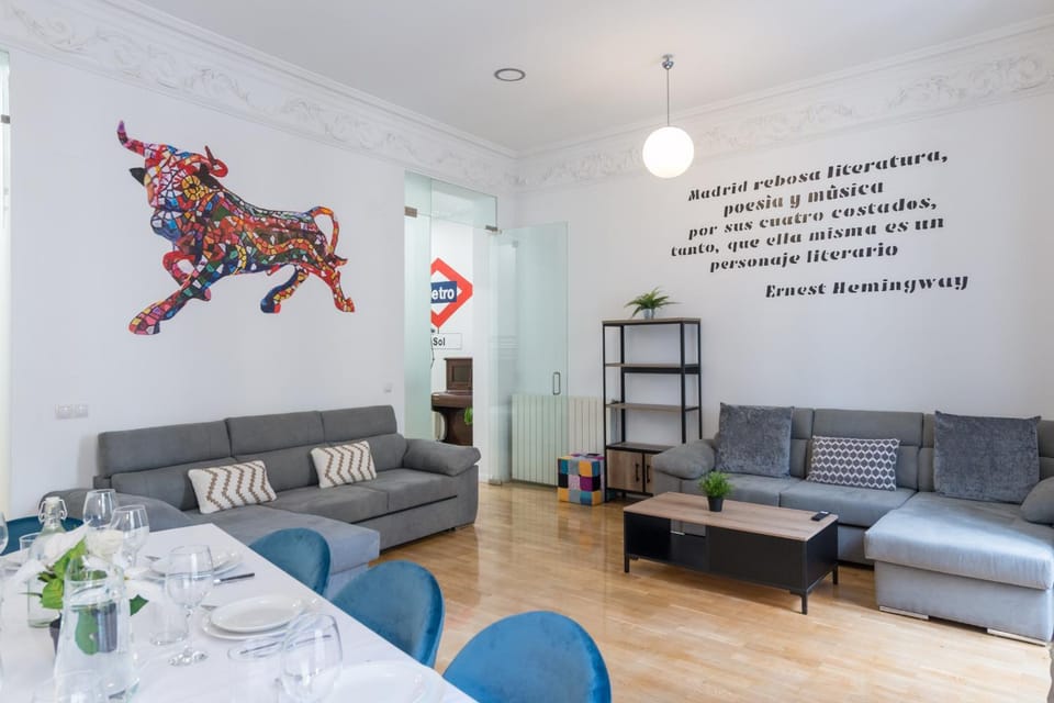 Living room, Lounge or bar, Seating area, Dining area