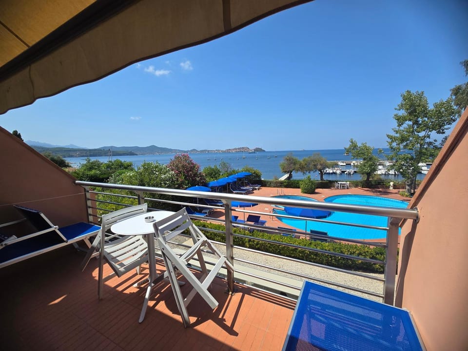 View (from property/room), Balcony/Terrace, Pool view, Sea view, Swimming pool, sunbed
