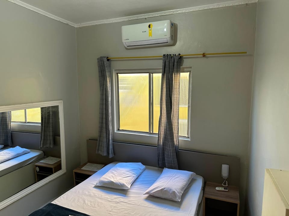 Bed, TV and multimedia, Photo of the whole room, Bedroom, towels, air conditioner