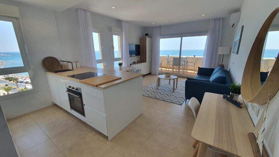 Kitchen or kitchenette, Living room, Seating area, Dining area