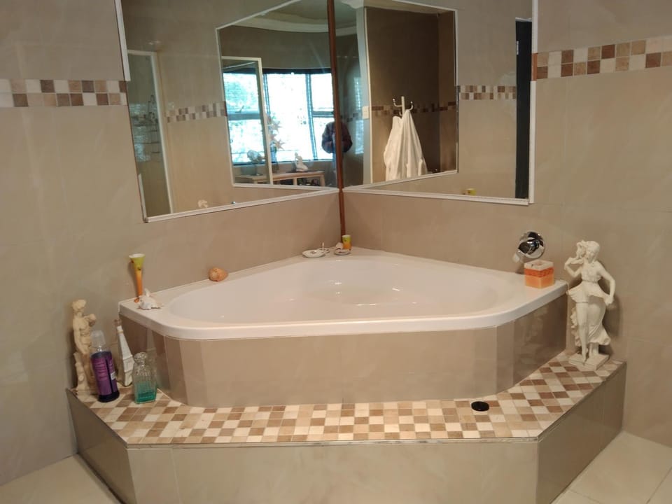 Menlyn Mews Guesthouse Bed and Breakfast in Pretoria