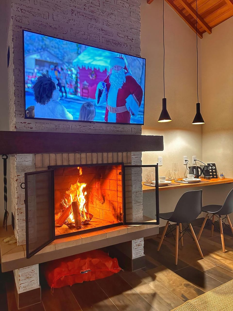 Bedroom, fireplace
