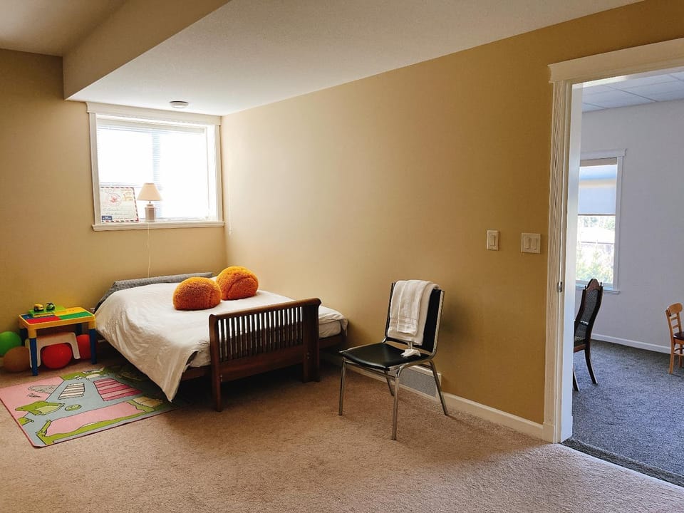 Peaceful and Spacious Lake View Bed and Breakfast in West Kelowna