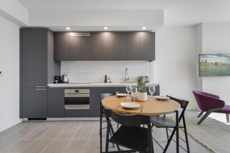 Stylish Stay in the Heart of Miami - Walk to Bayside & Bayfront Park Apartment in Miami