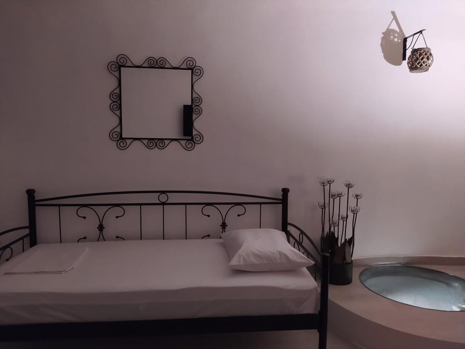 Mentoras' Complex Apartment in Santorini