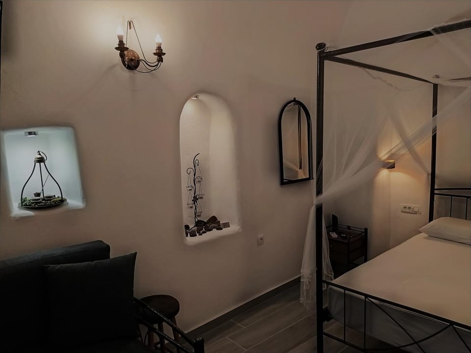 Mentoras' Complex Apartment in Santorini