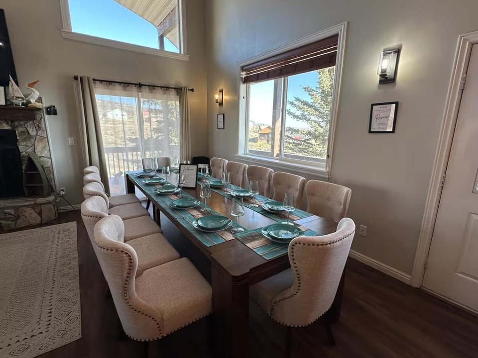 Bear Lake Emerald Retreat with lake view. House in Garden City