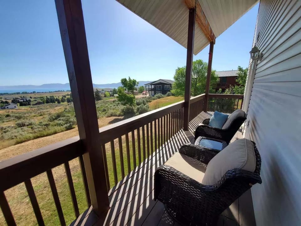 Bear Lake Emerald Retreat with lake view. House in Garden City