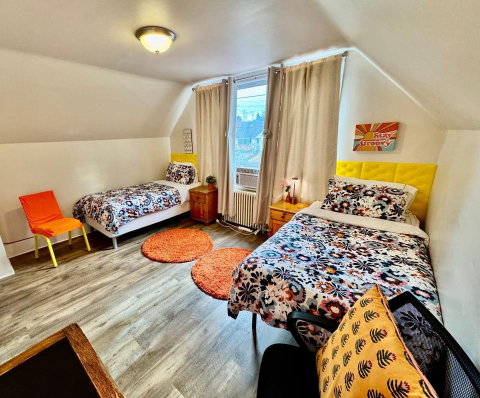 Bed, Photo of the whole room, Seating area, Bedroom