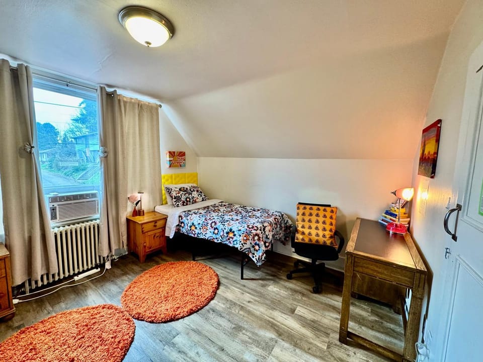 Bed, Photo of the whole room, Seating area, Bedroom