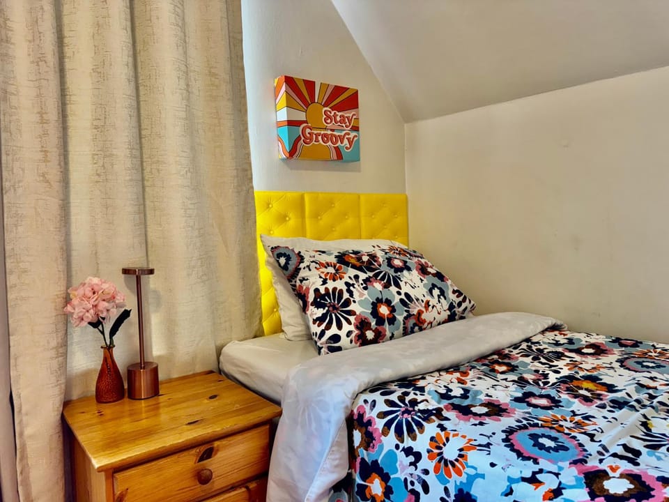 Bed, Photo of the whole room, Bedroom