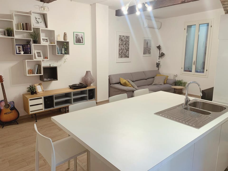 Kitchen or kitchenette, Living room, Seating area, Dining area, air conditioner, air conditioner
