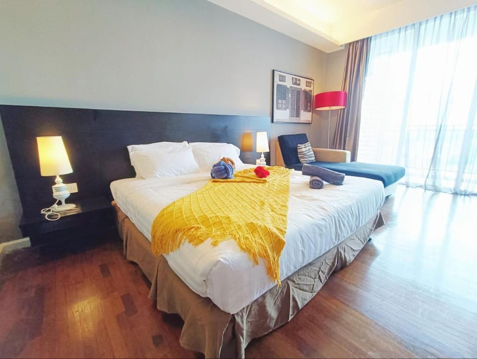 Bed, Photo of the whole room, towels
