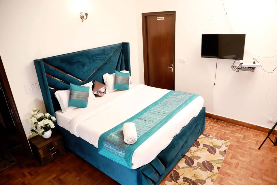 Bed, TV and multimedia, Photo of the whole room, Bedroom, towels